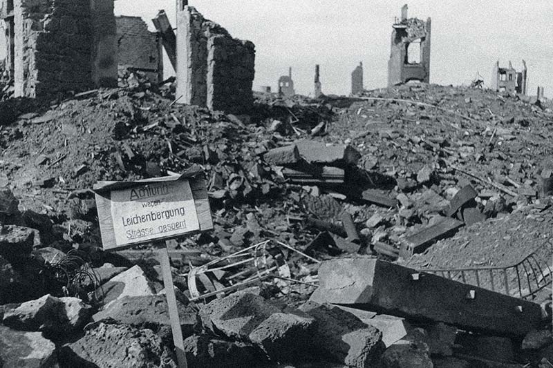 „Achtung wegen Leichenbergung Strasse gesperrt“, Hanau 1945 (Quelle: Stadtarchiv Hanau).