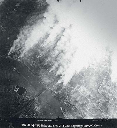 Das brennende Hanau. Luftaufnahme der US-Army, 19. März 1945, 9.15 Uhr morgens (Quelle: Stadt Hanau).