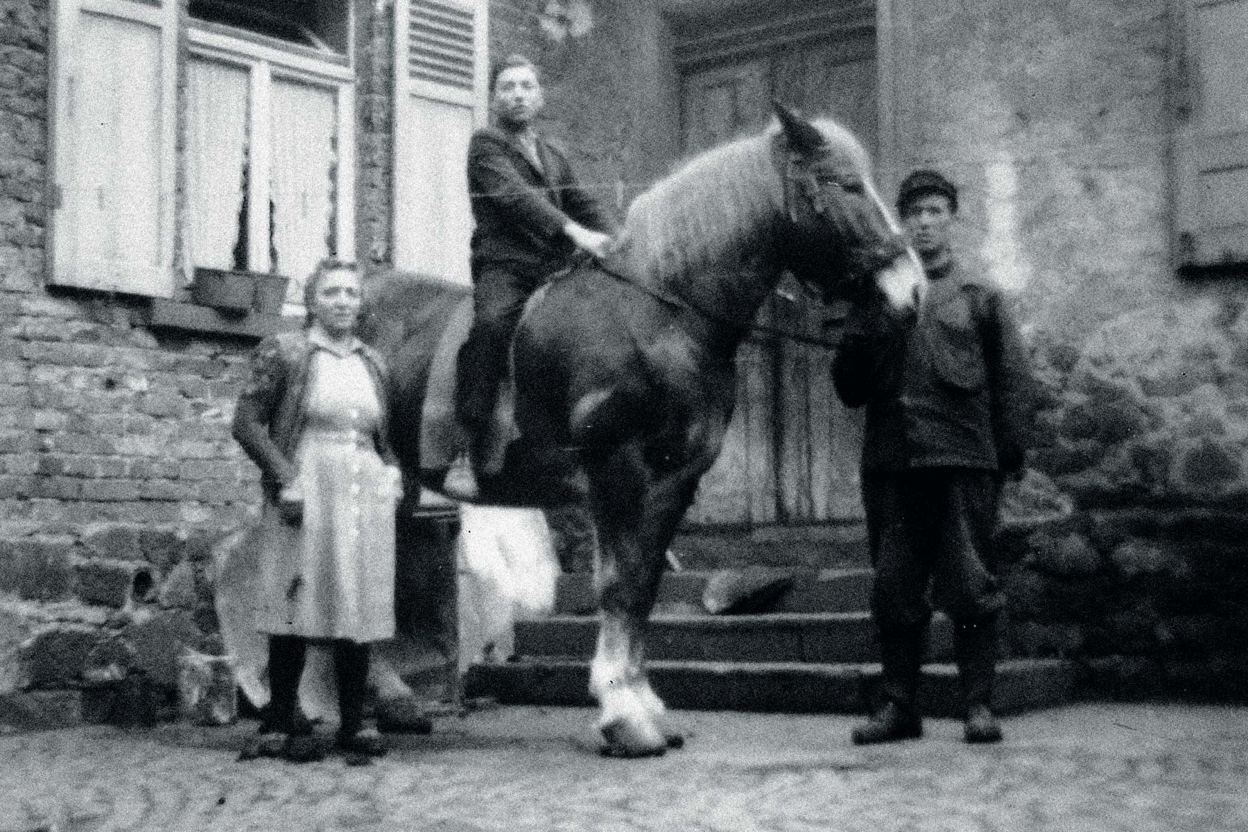 Jugendfoto Erich Wild auf Pferd mit Eltern (Quelle: Stadtarchiv Hanau, L1 938).
