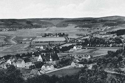 Blick vom Kreuzberg über Merzig in das Saartal mit Bahnlinie und Bahnhof (Quelle: Postkart 1935).