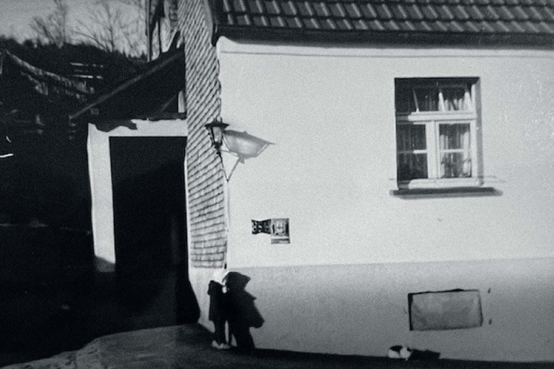 Otto Desch als Kind vor dem Wohnhaus (Quelle: Otto Desch, Mernes).