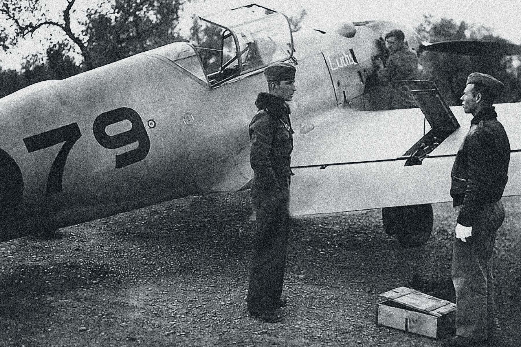 Mölders (li.) vor einer Messerschmitt Bf 109 D-1 (Quelle: www.portal-militaergeschichte.de).