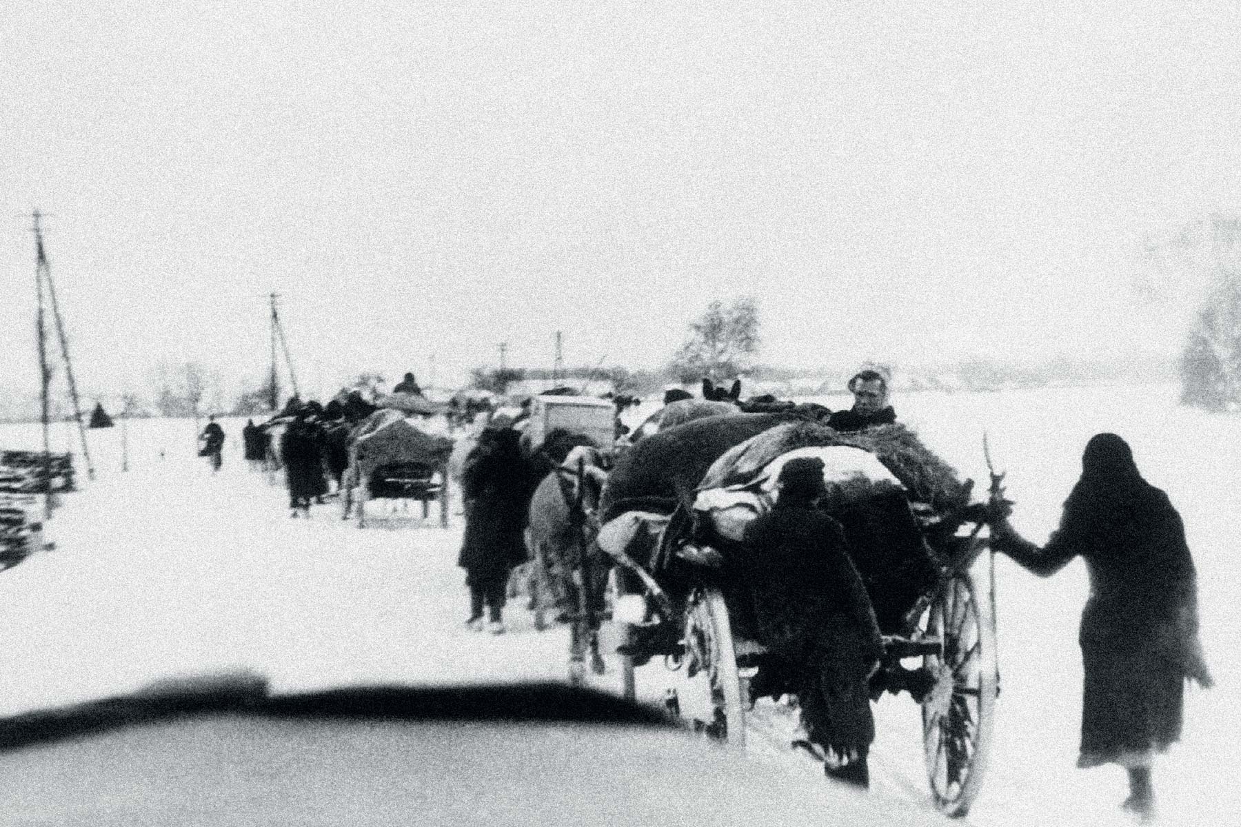 Flüchtlingstreck aus den Ostgebieten durch die Lausitz nach Westen, Februar 1945 (Quelle: ullstein bild; 02640803, Fotograf: Arthur Grimm).