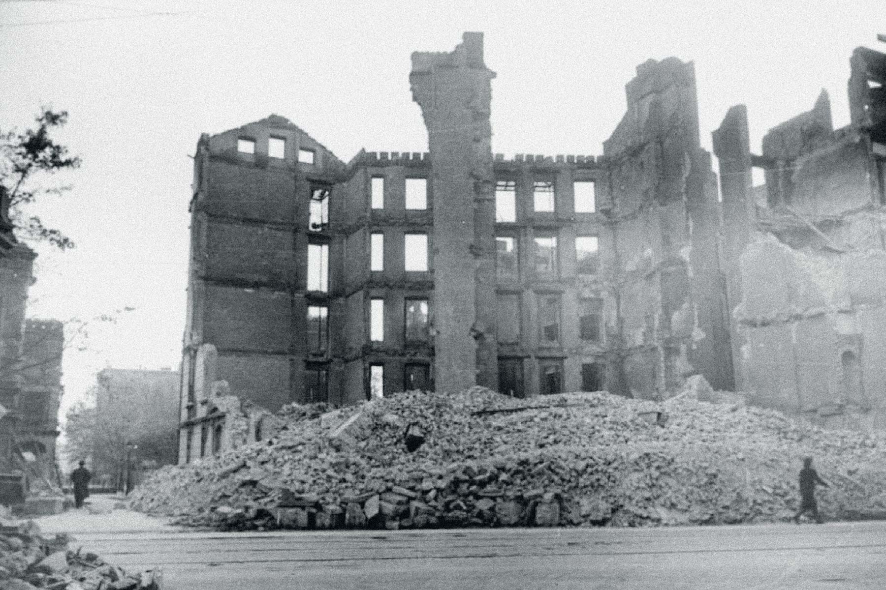Zerstörtes Frankfurter Ostend mit Uhlandschule 1944 (Quelle: Stadtarchiv Frankfurt/M).