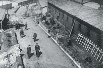 Eine Außenansicht der Lagergebäude. Im Hintergrund ist ein Wasserwagen zu sehen (Quelle: www.lonesentry.com).