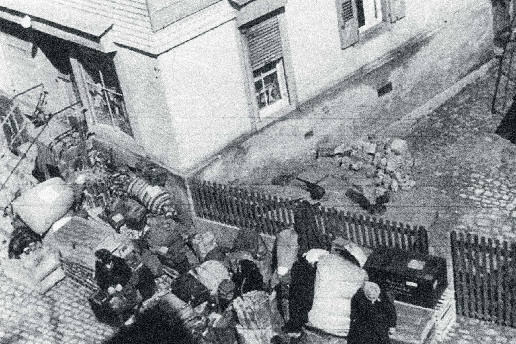 Heimatvertriebene bei der Ankunft in Wächtersbach am Untertor. Bild aus Familienalbum Anneliese Aumüller, publiziert in: „Die 10 Gebote galten nichts mehr – Zeitzeugen berichten aus der NS-Zeit und vom Kriegsende 1945 in Wächtersbach“ von Gerhard Jahn, hrsg. Heimat- und Geschichtsverein Wächtersbach e.V.