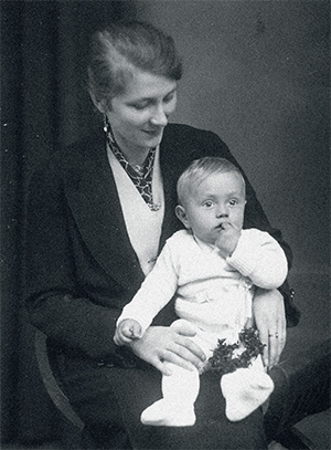 Helene Raedler mit ihrem Sohn Claus, Oels 1935 (Quelle: Privat).
