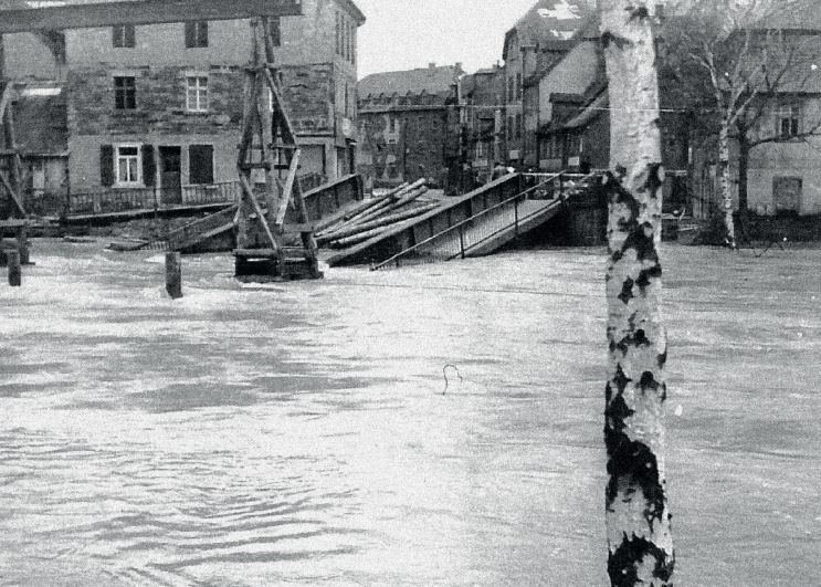 Gesprengte Ziegelbrücke im Hochwasser 1945 (Stadtarchiv Gelnhausen)