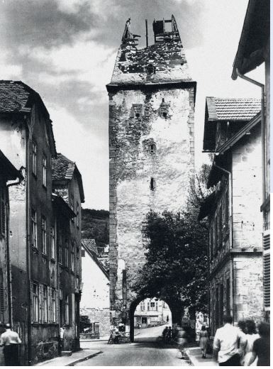 Beschädigter Ziegelturm 1945 (Stadtarchiv Gelnhausen). 
