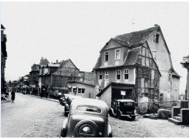 Blick in die Berliner Straße mit Baulücke „Hessischer Hof“  (Foto: Toni Mohren, Gelnhausen).