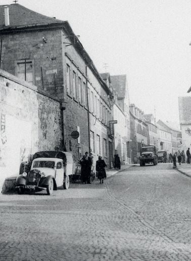 Amerikanischer Militärkonvoy in der Innenstadt von Gelnhausen, 1951 (Fotosammlung des Geschichtsvereins Gelnhausen e.V. – Volprecht Kalbfleisch)