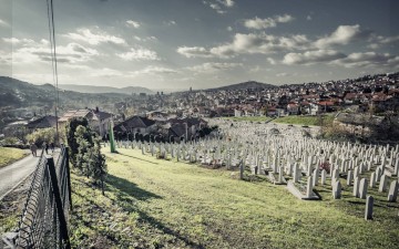 Weiße Grabsteine von Menschen, die während des Bosnienkriegs getötet wurden