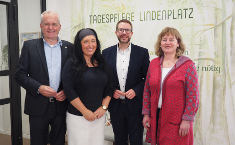 Bei seinem Besuch der Tagespflege am Lindenplatz in Wächtersbach wurde Landrat Thorsten Stolz von Wächtersbachs Bürgermeister Andreas Weiher (links) und den beiden Einrichtungsleiterinnen Karin Begemann (rechts) und Ivona Ficek (Zweite von links) durch die Einrichtung geführt.