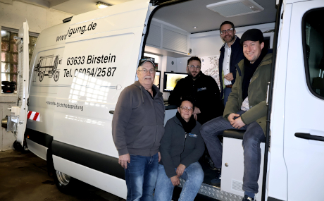 Unser Bild zeigt (von links vorne): Harald Weisgerber, Christiane Weber und Bürgermeister Fabian Fehl und im hinteren Teil des Einsatzfahrzeugs Sebastian Weisgerber und Landrat Thorsten Stolz.