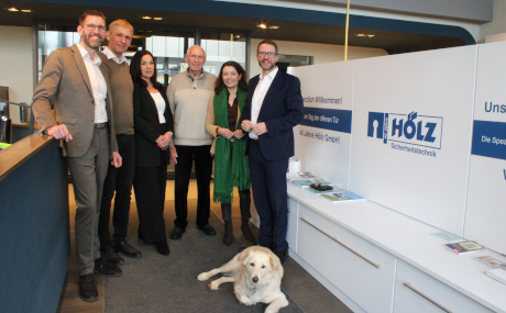 Das Familienunternehmen Hölz feiert im kommenden Jahr sein 50-jähriges Bestehen (von links): Christian Hölz (Geschäftsführer), Thomas Hölz (Geschäftsführer), Annette Hölz (Prokuristin), Hans-Joachim Hölz (Firmengründer), Maintals Bürgermeisterin Monika Böttcher und Landrat Thorsten Stolz.