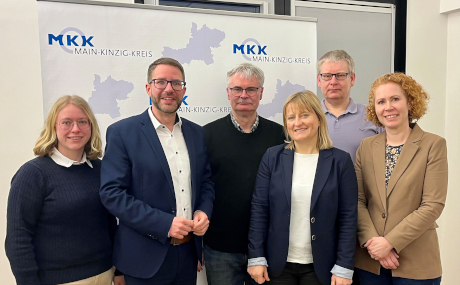 (von links) Chantal Herz, Landrat Thorsten Stolz, Burkhard Hufnagel, Jennifer Harenburg, Alexander Hug und Amtsleiterin Dr. Anselma Lanzendörfer.