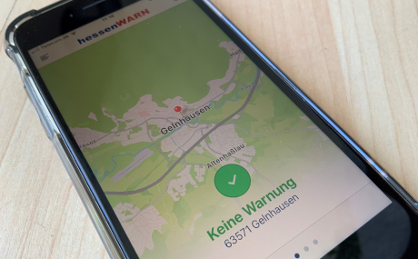 Über öffentliche Warnsysteme wie beispielsweise die App HessenWarn wird am 12. März gegen 10 Uhr testweise alarmiert.