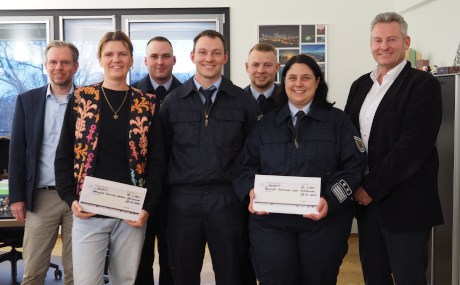 Jochen Hemmer, Geschäftsführer der Main-Kinzig-Entsorgungs- und Verwertungs GmbH, Annika Ludwig, Geschäftsführerin des Zweckverbands Naturpark Hessischer Spessart, Patrick Pointner, stellvertretender Wehrführer, Dominik Zaun, Wehrführer, Marcel Woestendiek, stellvertretender Wehrführer (alle Freiwillige Feuerwehr Bereich West), Nina Petersein, Stadtbrandinspektorin der Stadt Gelnhausen und Erster Kreisbeigeordneter Andreas Hofmann bei der Spendenübergabe.
