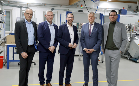 Beim Rundgang durch die Produktion (von links) Holger Harnack (Geschäftsführer), Bürgermeister Christian Zimmermann, Landrat Thorsten Stolz, Martin Ehret (Geschäftsführer) und Alexander Med (Gesellschafter und Prokurist).