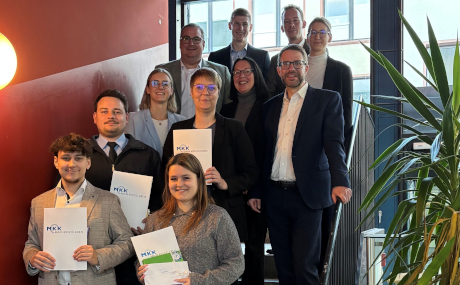 Landrat Thorsten Stolz (rechts, 2. Reihe) hat den Ausbildungs- und Studienabsolventinnen und -absolventen gratuliert und ihre Zeugnisse überbracht. Glückwünsche übermittelten unter anderem Vertreterinnen und Vertreter des Personalamts und des Personalrats.