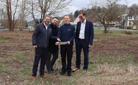 Begutachten das Grundstück in Sinntal-Mottgers, auf dem die neue Rettungswache entstehen soll (von links): Landrat Thorsten Stolz, Bürgermeister Thomas Henfling, Dr. Manuel Wilhelm (Ärztlicher Leiter Rettungsdienst) und Kreistagsvorsitzender Carsten Ullrich.
