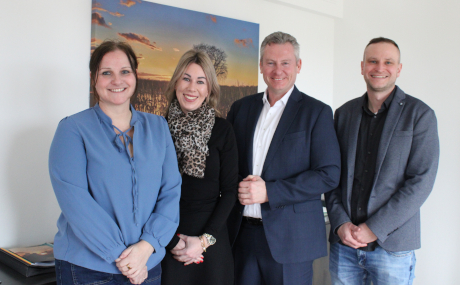 Lehrlings-Scout Katharina Hänsel (Zweite von links) stattete gemeinsam mit der Geschäftsführerin der Kreishandwerkerschaft Gelnhausen-Schlüchtern, Anett Kuykendall, dem Ersten Kreisbeigeordneten Andreas Hofmann und Benjamin Häfner-Mohn (Main-Kinzig-Kreis, von links) einen Besuch ab.