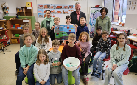 Die Kinder der dritten Klasse der Elmerland Grundschule in Schlüchtern-Elm mit hinten von links Ilka Müller (Amt für Umwelt, Naturschutz und ländlichen Raum), Erster Kreisbeigeordneter Andreas Hofmann und Sachkundelehrerin Susanne Hoffmann.