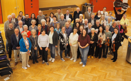 Landrat Thorsten Stolz (hinten Mitte) dankte gemeinsam mit politischen Vertreterinnen und Vertretern 30 Personen aus 13 Städten und Gemeinden des Main-Kinzig-Kreises für deren ehrenamtliches Engagement.