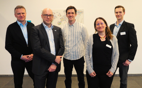 Dirk Niedoba, Geschäftsführer der Bildungspartner Main-Kinzig GmbH, Ludger Stallmann, stellvertretender Leiter des Jugendamtes, Referent Ole Friedrich, Dr. Isabel Lang, Sachbearbeitung Jugendamt, Steffen Behme, Koordinierungs- und Fachstelle Partnerschaft für Demokratie im Main-Kinzig-Kreis, freuen sich über den großen Erfolg der Auftaktveranstaltung „Jugend erleben“. (v.l.n.r.)