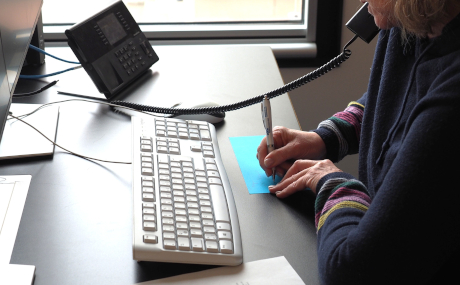 Bei einer offiziellen Hitzewarnung für den Main-Kinzig-Kreis rufen geschulte Mitarbeitende registrierte Teilnehmerinnen und Teilnehmern des „Hitzetelefons“ an und geben Hinweise.