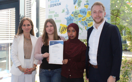 „Eine der wichtigsten Grundlagen für ein friedliches und starkes Europa“: Jannik Marquart bedankte sich für das Engagement der Käthe-Kollwitz-Schule, die für ihr internationales Austauschprogramm mit dem Qualitätssiegel Erasmus+ ausgezeichnet worden ist. Von links: Schulleiterin Simone Studebaker und die Schülerinnen Mara Wilberg und Anab Jyussuf.