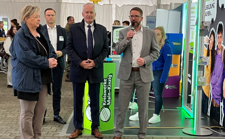 Landrat Thorsten Stolz (mit Mikrofon) und Ute Metzler, Geschäftsführerin der Messe Wächtersbach GmbH, begrüßten gemeinsam mit Bürgermeister Andreas Weiher die Schülerinnen und Schüler aus dem ganzen Kreisgebiet auf der Berufsausbildungsmesse in Wächtersbach.