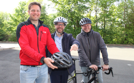Landrat Thorsten Stolz (Mitte), Erster Kreisbeigeordneter Andreas Hofmann (rechts) und Elmar Sachs, Radverkehrsbeauftragter des Main-Kinzig-Kreises, tragen Helm, wenn sie aufs Rad steigen.