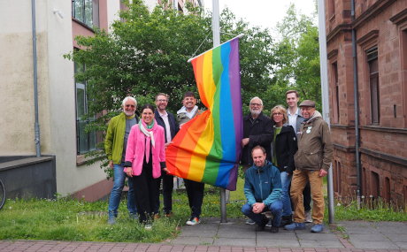 Landrat Thorsten Stolz (Dritter von links), Frauen- und Gleichstellungsbeauftragte Grit Ciani (Zweite von links) und Steve Euler vom Verein Queer* Main-Kinzig (Vierter von links) setzen sich gemeinsam mit Steffen Behme (Zweiter von rechts), Koordinierungs- und Fachstelle Partnerschaft für Demokratie im Main-Kinzig-Kreis, sowie weiteren Unterstützerinnen und Unterstützern für eine offene Gesellschaft und gegen Ausgrenzung ein.