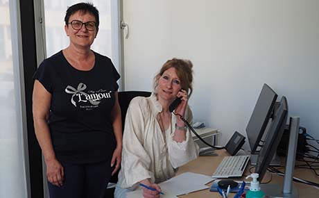 Laura Paschke (sitzend) und Kerstin Benzing betreuen das Hitzetelefon des Main-Kinzig-Kreises.