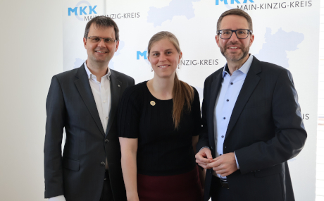 Unser Bild zeigt Landrat Thorsten Stolz (rechts) zusammen mit Daniel Blasek, dem neuen Vorstandssprecher der Wirtschaftsjunioren Hanau-Gelnhausen-Schlüchtern, und seiner Vorgängerin Marielle Schäfer.