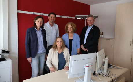 In Bruchköbel können sich Menschen nun zum Thema Pflege und Pflegedürftigkeit informieren. Möglich wird das durch die neu geschaffene Beratungsstelle in der Nähe des Stadthauses. Unser Bild zeigt (von links): Bürgermeisterin Sylvia Braun, David Dieschburg (stellvertretender Fachamtsbereichsleiter Soziales Stadt Bruchköbel), Claudia Jost (Pflegeberatung), Simone Grecki-Runde (Demenzbeauftragte Main-Kinzig-Kreis) und Erster Kreisbeigeordneter Andreas Hofmann.