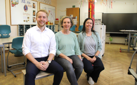 Wandelbares Klassenzimmer mit neuen Bänken, Tischen, Stühlen, Pulten und einer digitalen Tafel: Schuldezernent Jannik Marquart schaute sich die neue Ausstattung an der Grundschule gemeinsam mit Schulleiterin Christine Zuber und Melanie Friedrich (Main-Kinzig-Kreis, von links) an.