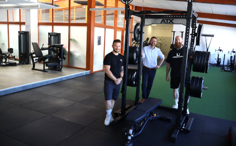 Bei BNPerformance in Gelnhausen (von links): Nils Döppenschmitt, Landrat Thorsten Stolz und Björn Pape.