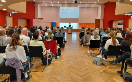 Die Referentinnen und Referenten widmeten sich in ihren Vorträgen aktuellen Entwicklungen, Risiken und Herausforderungen im Umgang mit psychoaktiven Substanzen wie Vapes, Lachgas und Alkohol bei Jugendlichen und jungen Erwachsenen.