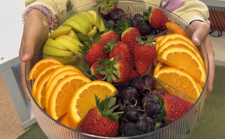 Die Frühstückspakete enthalten unter anderem frisches Obst und Gemüse, Brot, Käse und einen Apfelteiler.
