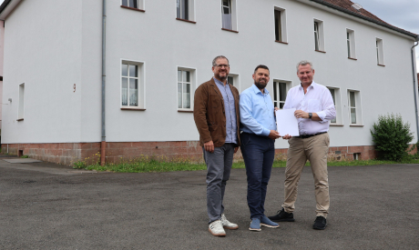 Bei der Übergabe des Förderbescheids für die Neugestaltung der Ortsmitte in Sinntal-Schwarzenfels direkt am Haus der Begegnung. Unser Bild zeigt (von links) Johannes Michel (Leiter der Abteilung Entwicklung ländlicher Raum beim Main-Kinzig-Kreis), Bürgermeister Thomas Henfling und Erster Kreisbeigeordneter Andreas Hofmann.