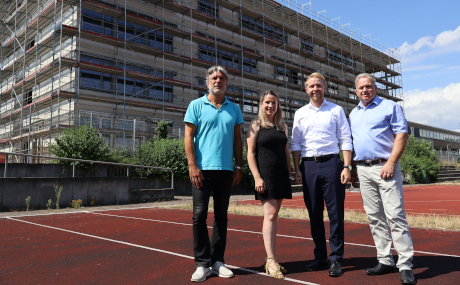 Unser Bild entstand vor dem Rohbau der neuen Oberstufe der Bertha-von-Suttner-Schule in Nidderau und zeigt (von links): Thomas Kurz (stellvertretender Schulleiter), Mareike Schäfer (pädagogische Koordinatorin), Kreisbeigeordneter und Schuldezernent Jannik Marquart und Schulleiter Harald Klose.
