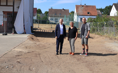 Unser Bild zeigt (von links): Schuldezernent Jannik Marquart, Schulleiterin Kerstin Steiner-Kehr und Axel Sack-Schulze, Leiter der Nachmittagsbetreuung, vor der Fläche, auf der der neue Anbau für die Nachmittagsbetreuung mit Mittagsverpflegung entstehen wird.