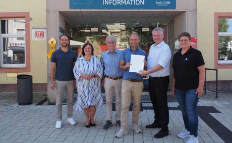 Hagen Hühn, Amt für Umwelt, Naturschutz und ländlichen Raum, Sabine Jennert, Leitung Regionalmanagement SPESSARTregional e.V., Thomas Dickert, Geschäftsführer SPESSARTregional e. V., Steffen Kempa, Kurdirektor der Stadt Bad Orb, Erster Kreisbeigeordneter Andreas Hofmann, und Kathryn Weppe, Tourist-Information Bad Orb, wollen den Tourismus in der Kurstadt voranbringen (von links).
