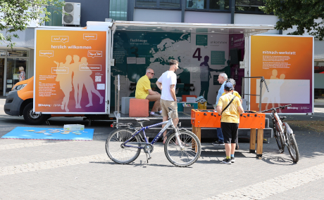 Insgesamt 40 ebenso spannende wie vielfältige Veranstaltungen erwarten die Besucherinnen und Besucher der Interkulturellen Wochen. So macht unter anderem das Kolping Mitmach-Mobil am Rande von Kinzigtal Total in Gelnhausen Station.
