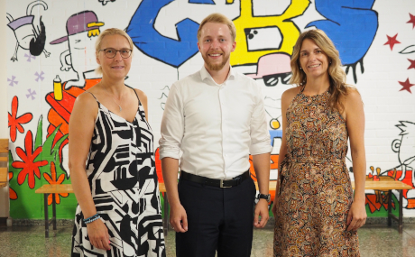 Kreisbeigeordneter Jannik Marquart tauschte sich mit Nina Hamacher (links), neue Schulleiterin der Georg-Büchner-Schule, und Belinda Gattuso, Pädagogische Koordinatorin der Schule, aus.
