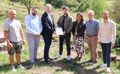 Unterhalb des Vereinsgeländes soll die Sportfläche entstehen. Begleitet wird das Projekt von Daniel Faust, Bürgermeister Thomas Henfling, dem Ersten Kreisbeigeordneten Andreas Hofmann, Ringo und Christine Paulisch, Thomas Dickert (SPESSARTregional) und dem Amt für Umwelt, Naturschutz und ländlichen Raum, vertreten durch Hagen Hühn.