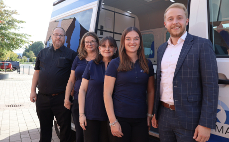 Unser Bild zeigt (von links) Silvio Franke-Kißner (Leiter des Amtes für Sicherheit, Ordnung, Migration und Integration), Kerstin Schwarz (Leiterin Führerscheinstelle), Luise Jäger, Amelie Ziegler und Erster Kreisbeigeordneter Jannik Marquart vor dem Umtauschmobil.