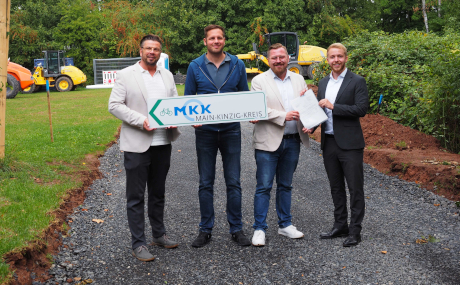 Erster Kreisbeigeordneter Jannik Marquart, Langenselbolds Bürgermeister Wolfgang Rittershauß, Elmar Sachs, Radverkehrsbeauftragter des Main-Kinzig-Kreises, und Matthias Kring, Amt für Bauen, Liegenschaften und technische Dienste der Stadt Langenselbold, bei der Bescheidübergabe in der Gründauaue (von rechts). 